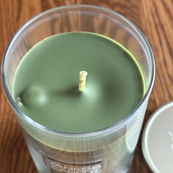 Mistletoe Yankee Candle Medium Tumbler Candle, NWT - Picture 7 of 8